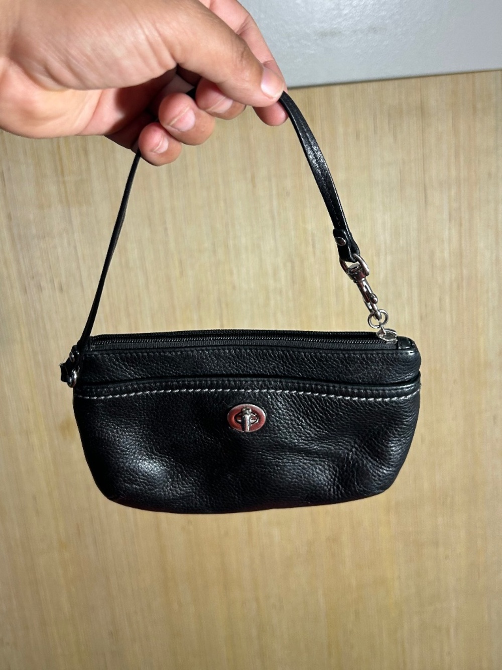 Y2K Coach Zip Turnlock Black Pebble Leather Wristlet Wallet Womens